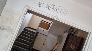 Desene cu caracter obscen pe peretele unui bloc din Argeș. Doi tineri au fost amendați