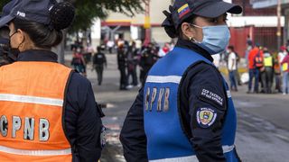 Un creator de modă a fost găsit mort într-o cutie de metal