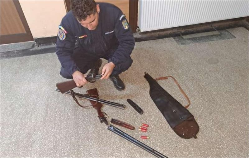 Au ajuns să fie cercetați din cauza unei tradiții. Doi bărbați din Bacău au tras cu arma în curtea unei biserici