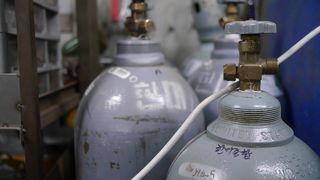 Un bărbat a ajuns la spital cu arsuri grave, după ce o butelie i-a explodat în față