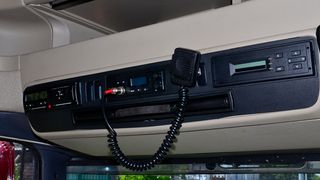 Un șofer român de TIR și-a abuzat colegul de cabină sub amenințarea unei arme