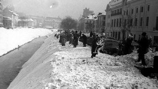 Iernile de acum 70 de ani erau aspre cu oamenii. Datul cu lopata la zăpadă era o obișnuință pentru cei mai mulți