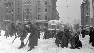 Iernile de acum 70 de ani erau aspre cu oamenii. Datul cu lopata la zăpadă era o obișnuință pentru cei mai mulți