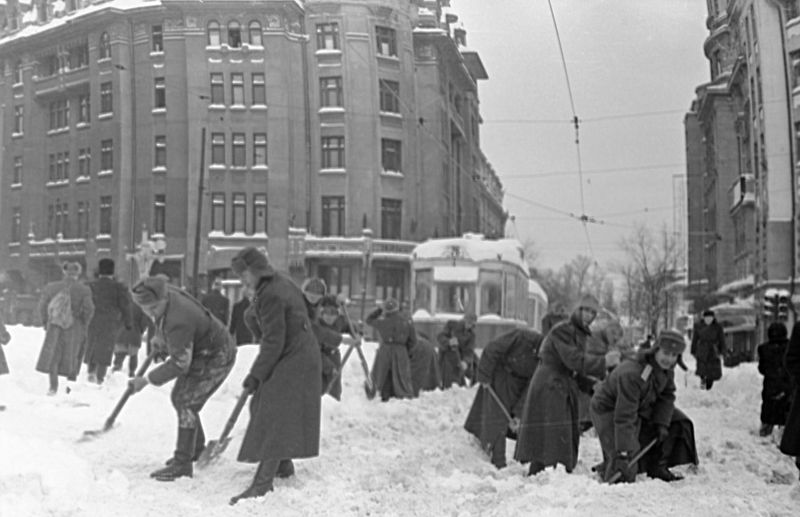 Iernile de acum 70 de ani erau aspre cu oamenii. Datul cu lopata la zăpadă era o obișnuință pentru cei mai mulți