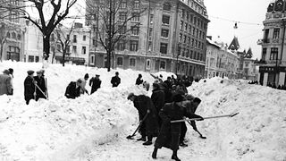 Iernile de acum 70 de ani erau aspre cu oamenii. Datul cu lopata la zăpadă era o obișnuință pentru cei mai mulți