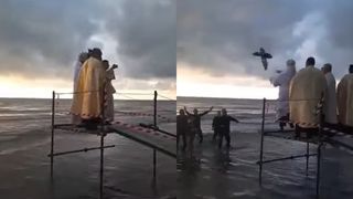 VIDEO - Un preot român a căzut în mare după ce a aruncat crucea de Bobotează. Credincioșii au rămas șocați