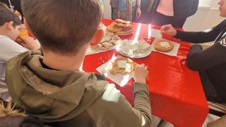 Un grup de copii din Giurgiu aflați &icirc;n plasament, vizită la v&acirc;rstnicii beneficiari de servicii sociale la căminul din Oncești