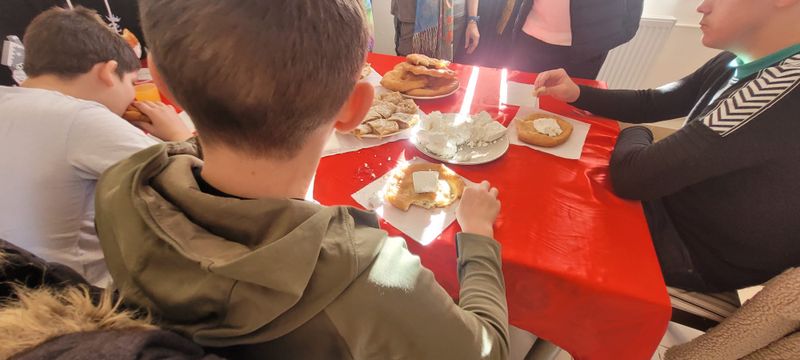 Un grup de copii din Giurgiu aflați în plasament, vizită la vârstnicii beneficiari de servicii sociale la căminul din Oncești