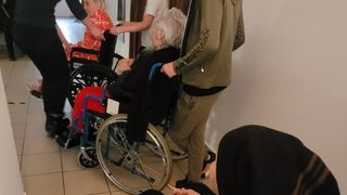 Un grup de copii din Giurgiu aflați &icirc;n plasament, vizită la v&acirc;rstnicii beneficiari de servicii sociale la căminul din Oncești