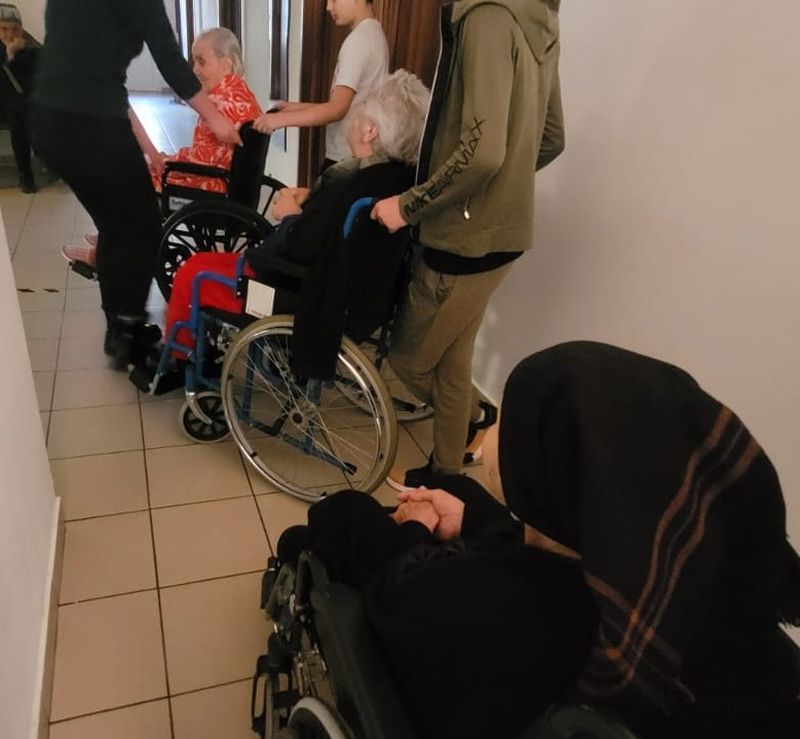 Un grup de copii din Giurgiu aflați în plasament, vizită la vârstnicii beneficiari de servicii sociale la căminul din Oncești