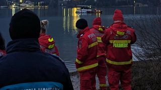 Trei tineri au căzut cu hidrobicicleta &icirc;n lacul Colibiţa. Unul dintre ei este dat dispărut