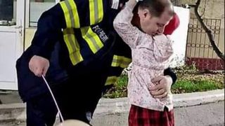 Gestul emoționant făcut de fetița unui pompier de la ISU Giurgiu! Tatăl ei era la serviciu și nu și-a putut sărbători ziua onomastică &icirc;n familie, așa că fetița lui i-a făcut o surpriză și a venit la muncă