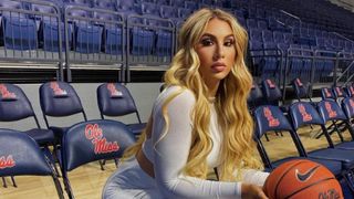 Sarah Dumitrescu, fiica Anamariei Prodan, a fost surprinsă antrenându-se la baza de pregătire a FCSB-ului, clubul patronat de Gigi Becali. Impresara și latifundiarul din Pipera nu au o relație bună