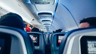 „Stăteam acolo doar în sutien” O tânără de 23 de ani a fost obligată să stea dezbrăcată la un interviu de angajare, pentru postul de însoțitoare de zbor