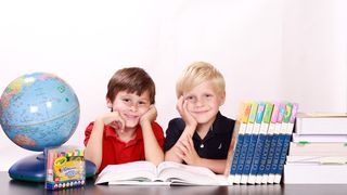 Elevii din România se reîntorc în bănci. Se recomandă purtarea măștii în școli, în contextul epidemiei de gripă