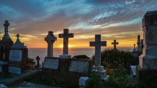 Caz șocant la un cimitir din Italia: O femeie a fost îngropată cu 5 kilograme de bijuterii din aur, iar hoții nu au stat pe gânduri