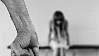 O femeie a ajuns &icirc;n spital după ce a fost bătută pentru felul cum a parcat