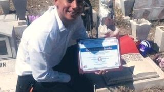 Ce a pățit un tânăr când a mers la mormântul mamei lui cu diploma în brațe. A încremenit când s-a apropiat de locul de veci al femeii