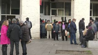 VIDEO- Galați - îmbulzeală la taxe și impozite dis-de-dimineață