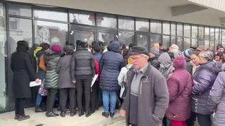 Sute de persoane au așteptat în frig, la Târgu Jiu pentru alimente de la stat