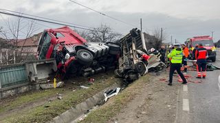 Accident violent în Vâlcea: un TIR și o autoutilitară s-au ciocnit pe DN 64