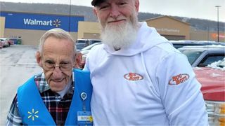 Casierul de 82 de ani de la un supermarket, ajutat să se pensioneze cu o donație de 100.000 dolari pe Tiktok
