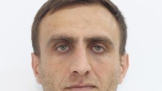 Un bărbat din Deva a fost dat în urmărire națională. Individul a snopit în bătaie doi tineri în scara unui bloc