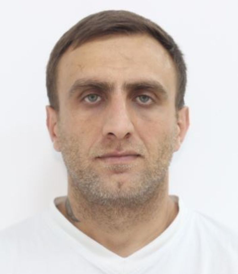 Un bărbat din Deva a fost dat în urmărire națională. Individul a snopit în bătaie doi tineri în scara unui bloc