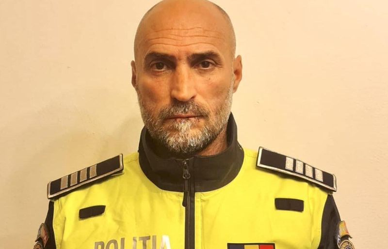 El este Cosmin, polițistul care a salvat o femeie după ce s-a aruncat în Dâmboviţa. Omul legii nu s-a gândit nicio clipă că îşi pune viaţa în pericol
