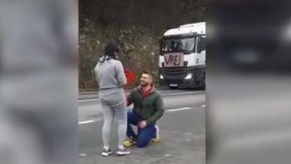 Gest emoționant făcut de un șofer de TIR din Cluj. Și-a cerut iubita în căsătorie în mijlocul drumului