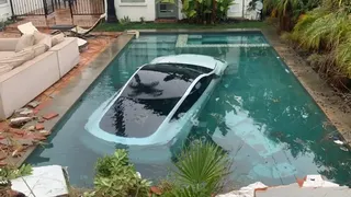 Șoferul unei Tesla a ajuns cu mașina într-o piscină, după ce a încurcat frâna cu accelerația