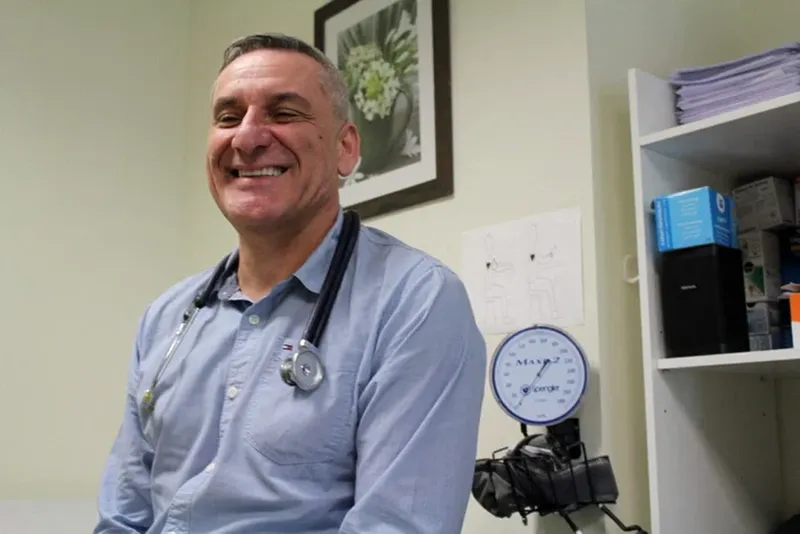 Un medic român a fost primit ca un salvator într-o comunitate franceză. Cum a reușit bărbatul să se integreze