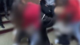 Scandal între două adolescente pe holurile unei școli din Bacău. Elevele s-au luat la bătaie din cauza unui băiat