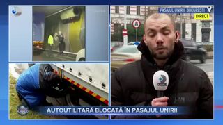Autoutilitară blocată &icirc;n Pasajul Unirii