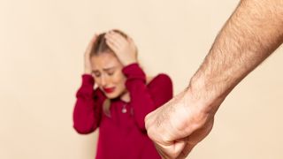 Părinții unei adolescente din Vrancea au primit un ordin de restricție după ce fata a fugit de acasă