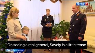 VIDEO - Grija macabră a autorităților ruse, transmisă de un post de televiziune local. Un băiețel de 6 ani, care și-a pierdut tatăl &icirc;n război, a fost recompensat cu un smartwatch și o mașinuță de poliție