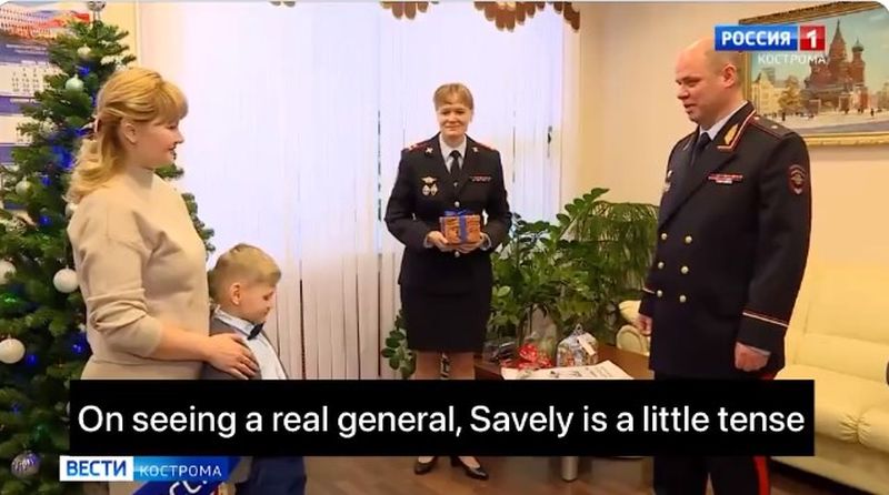 VIDEO - Grija macabră a autorităților ruse, transmisă de un post de televiziune local. Un băiețel de 6 ani, care și-a pierdut tatăl în război, a fost recompensat cu un smartwatch și o mașinuță de poliție