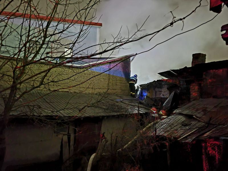 Panică într-un bloc de locuințe din Giurgiu. Un bărbat a ajuns la spital după ce o butelie a explodat într-o garsonieră