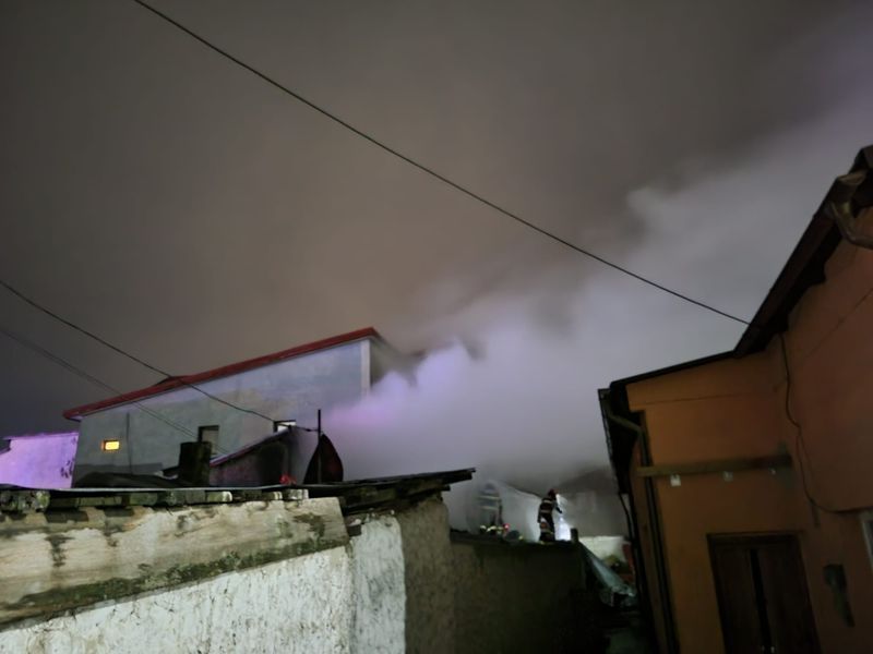 Panică într-un bloc de locuințe din Giurgiu. Un bărbat a ajuns la spital după ce o butelie a explodat într-o garsonieră