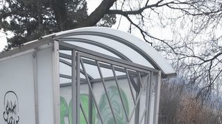 Polițiștii din Brașov sunt în alertă. Un colet suspect a fost semnalat lângă o stație de autobuz