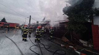 Incendiu în Voluntari: o casă și un magazin au fost cuprinse de flăcări