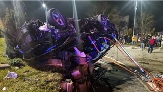 FOTO/VIDEO - Un t&acirc;năr de 21 de ani a murit după ce s-a izbit cu mașina de un sens giratoriu &icirc;n Sebeș. Tragedia a fost surprinsă pe camerele de supraveghere