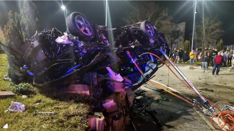FOTO/VIDEO - Un tânăr de 21 de ani a murit după ce s-a izbit cu mașina de un sens giratoriu în Sebeș. Tragedia a fost surprinsă pe camerele de supraveghere