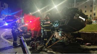 FOTO/VIDEO - Un t&acirc;năr de 21 de ani a murit după ce s-a izbit cu mașina de un sens giratoriu &icirc;n Sebeș. Tragedia a fost surprinsă pe camerele de supraveghere