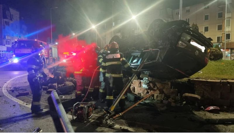 FOTO/VIDEO - Un tânăr de 21 de ani a murit după ce s-a izbit cu mașina de un sens giratoriu în Sebeș. Tragedia a fost surprinsă pe camerele de supraveghere