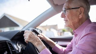 Șoferii britanici care au trecut de v&acirc;rsta de 70 de ani trebuie să obțină un nou permis de conducere. Ce riscă dacă nu se conformează cu legea &icirc;n vigoare