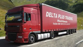 Un TIR cu fructe și legume s-a răsturnat, iar localnicii au furat toată marfa