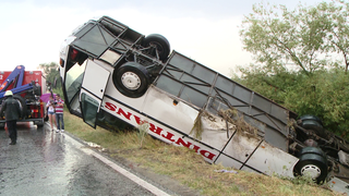 Un autocar plin cu români s-a răsturnat în Italia. Mai multe persoane sunt rănite