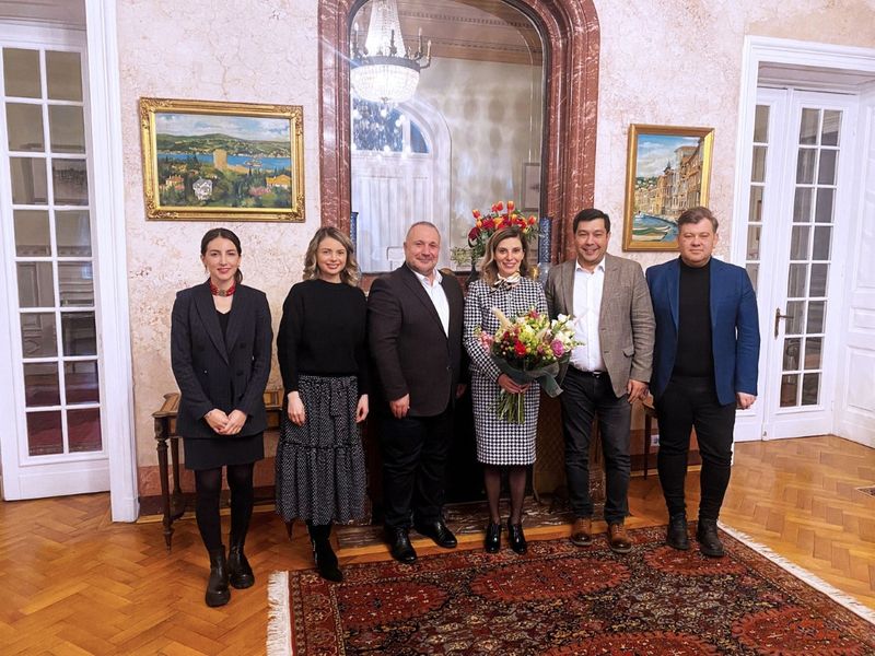 Ugur Yesil, CEO, Executive Board Member Kanal D, Radio Impuls și reprezentanți ai managementului Kanal D – Fatih Salis, Director Știri și Producții Interne, Cristina Sava, Director de Marketing și Comunicare și Mihai Ghiță, Manager Știri și realizator “As