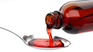 Copil de 4 ani, în stare gravă după ce mama lui a încurcat medicamentul pentru burtă cu un produs chimic de curățenie